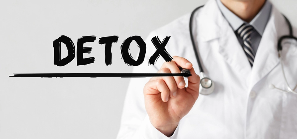 Detoksifikasyon (Detoks) Nedir? Nasıl Yapılır ve Kimlere Uygulanır? Detoksifikasyon organizmanın kendisine zararlı olan toksik maddelerden temizlenmesi anlamına gelir.