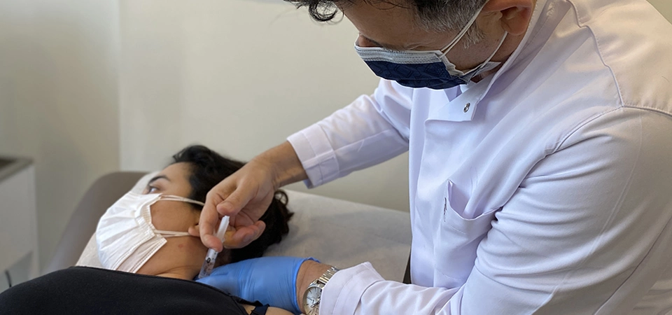 Nöralterapi Her Derde Deva mı? Nöralterapi, vücudun otonom sinir sistemi üzerinde düzenleyici etkiler yaratarak ağrı, fonksiyon bozuklukları ve kronik inflamasyon gibi birçok sağlık problemine çözüm sunmayı amaçlayan bir tedavi yöntemidir.