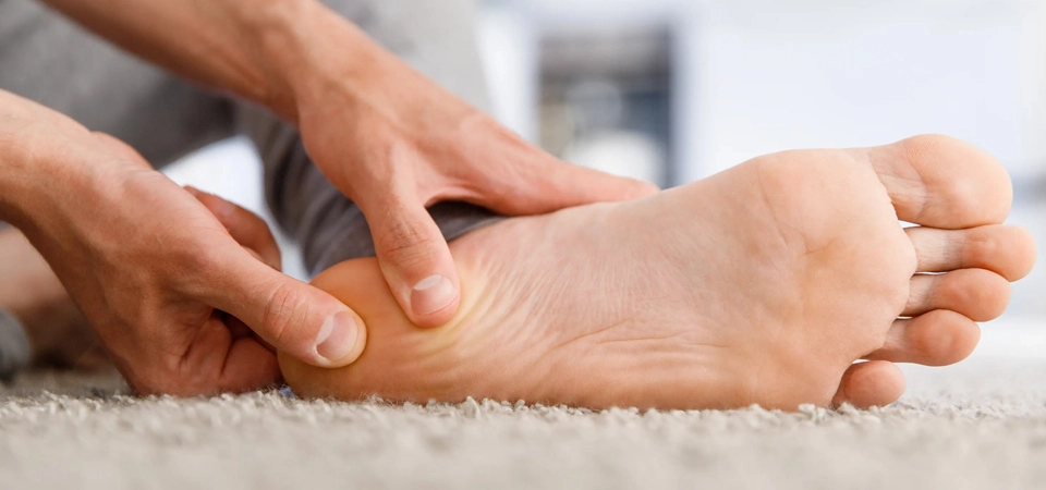 Topuk Dikeni (Plantar Fasciitis) Rahatsızlığında Nöralterapi İle Çözüm Topuk Dikeni, genellikle genç nüfusta, aktivite artışı olduğu dönemlerde ayak tabanında ağrı şikayetiyle ortaya çıkar.