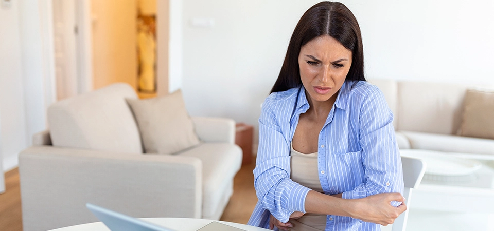 Enflamasyon nedir? Enflamasyon/inflamasyon, yangı veya halk arasında bilinen adı ile iltihaplanma, canlı dokunun her türlü canlı, cansız yabancı etkene veya içsel/dışsal doku hasarına verdiği bir dizi yanıttır.